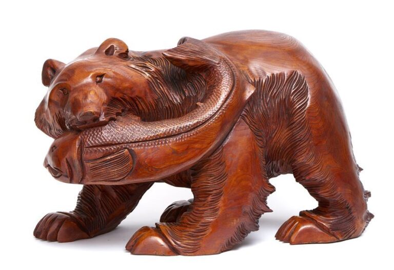 Grand et lourd ours en bois (keyaki - zelkova) tenant une carpe koi dans la bouch