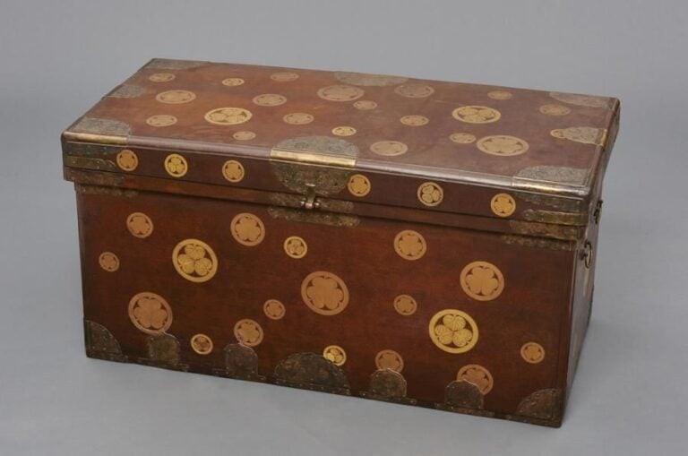 Grand et rare coffre en bois (daimyo hitsu) entièrement recouvert de laque dorée de couleur foncée et orné d'un emblème familial figurant trois roses trémières (aoi) à l'intérieur d'un cercle (maru ni mitsuaoi mon