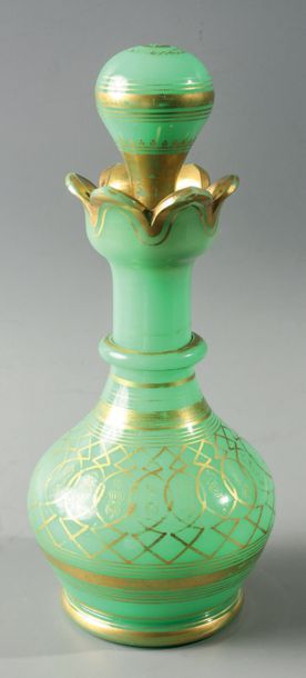 Grand flacon à talon et bord corolle dentelé, en opaline verte à décor de résille et filets doré