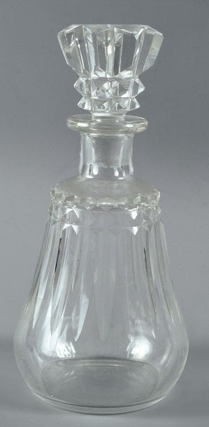 Grand flacon piriforme en cristal taillé à côtes biseautées et bandeau de diamants; bouchon tronconique taillé à pointes de diamant et côtes biseautée