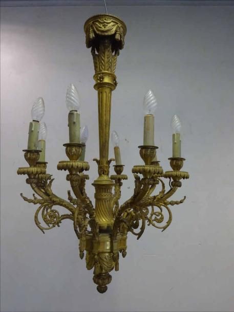 Grand LUSTRE à huit bras de lumière laurés qu'achèvent des enroulements en bronze dor