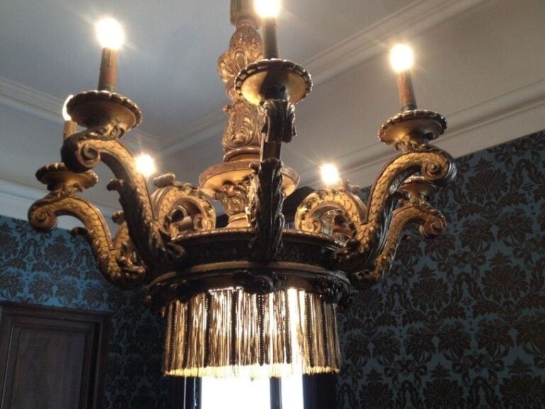 GRAND LUSTRE EN BOIS DORE RICHEMENT SCULPTE DE STYLE REGENC