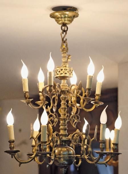 Grand lustre en bronze à douze bras de lumière munis de réflecteurs sur deux rangs et un rang de six réflecteur