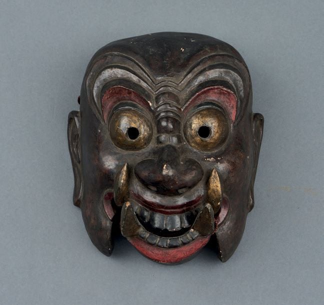GRAND MASQUE en bois figurant Nasori, personnage de la dance ancienne Gagak