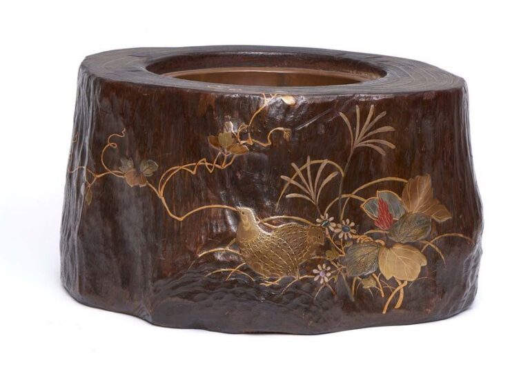 Grand morceau d'arbre transformé en brasero (hibachi) décoré de cailles et de motifs floraux en laque en relief maki-e dorée et argentée agrémentée de rouge et de ver
