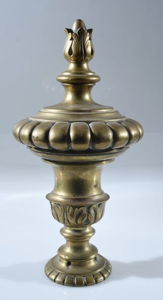 Grand ornement en bronze en forme de vase Médicis couvert à côtes et feuilles d'acanthe