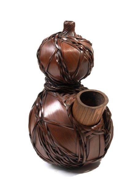 Grand panier Ikebana à fleurs en bambou rouge-brun en forme de gourde, le panier repose sur un support en racine d'arbr
