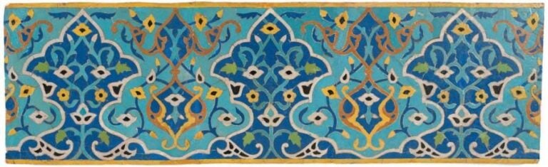 Grand panneau architectural en mosaïque Céramiques à glaçures monochromes, découpées et montées en mosaïque Iran, XVIe-XVIIe siècle Hauteur: 118,5; Largeur: 35,5; Profondeur: 5 cm Ce panneau de mosaïque présente un décor en turquoise, bleu, jaune, vert, orangé, noir et blanc de palmettes et de mandorles fleuries et feuillagées