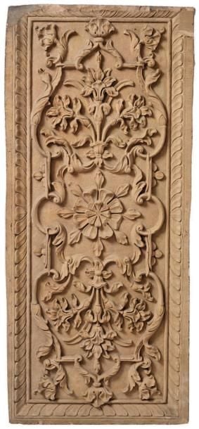 Grand panneau moghol à décor floral Grès Inde, XVIIIe siècle Hauteur: 85; Largeur: 39; Profondeur: 7 cm Ce grand panneau est sculpté de bouquets d'iris disposés en miroir autour d'une grande fleur centrale et inscrits dans un grand cartouche végétal complexe à terminaisons florales