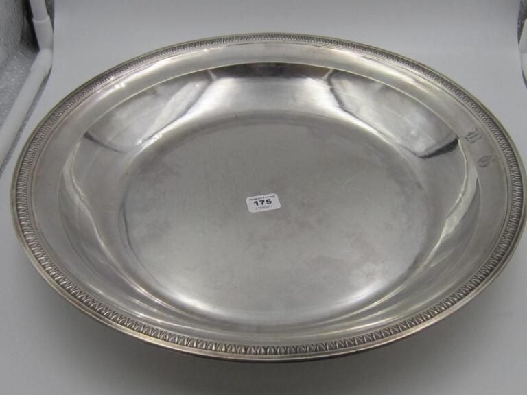 Grand plat creux en argent (minimum 800 ‰) à motif de palmettes; le marli chiffré BG Époque Restauration