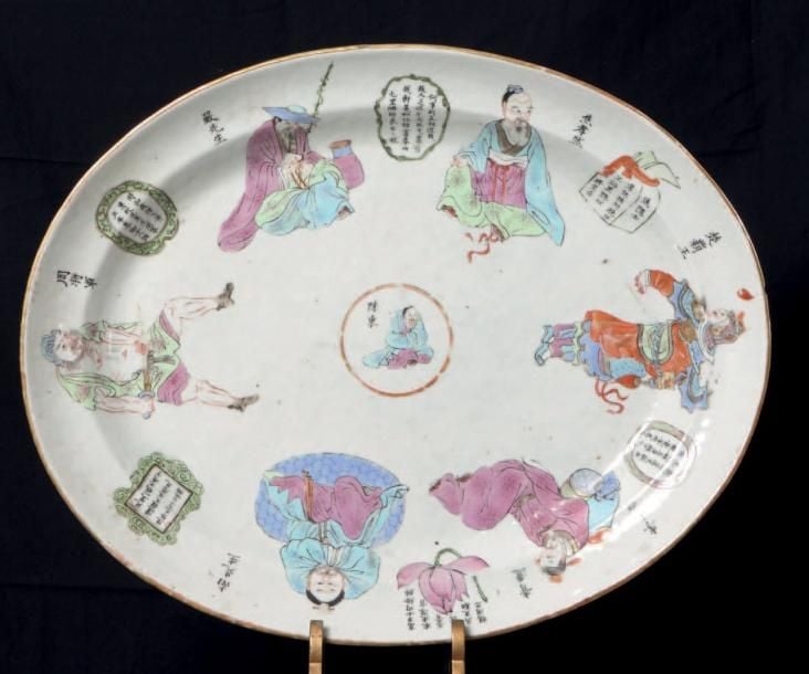 Grand plat de forme ovale en porcelaine et émaux de la famille ros