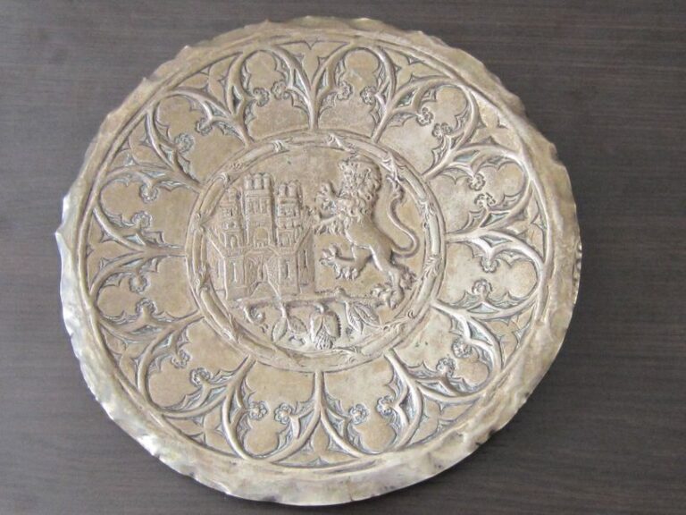 GRAND PLAT en argent à décor repoussé d'un décor central composé d'un lion dressé et d'un château; décor ogival et floral sur le pourtou