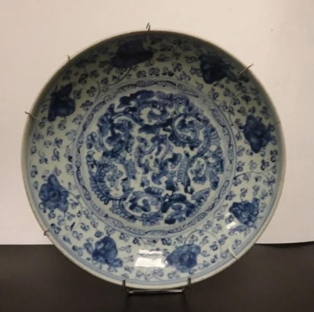 GRAND PLAT EN PORCELAINE BLEU BLANC