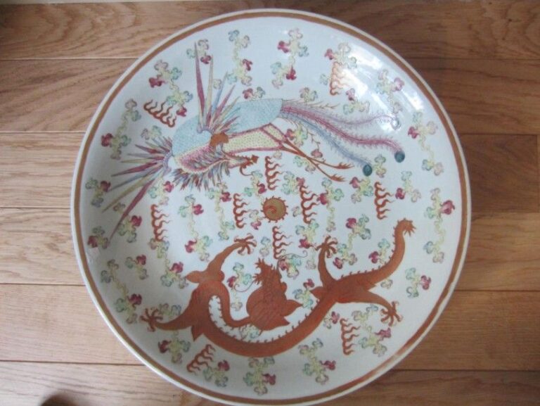 Grand plat en porcelaine et émaux de la famille rose, à décor d'un dragon et phoenix autour de la perle sacrée parmi des nuages stylisé