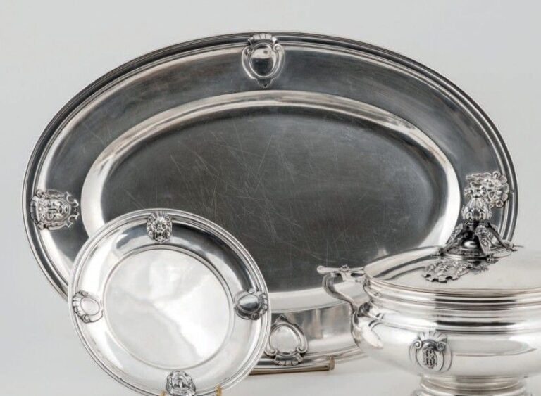 GRAND PLAT OVALE en argent, décor de deux écussons, mascaron et mufle de lion en appliqu