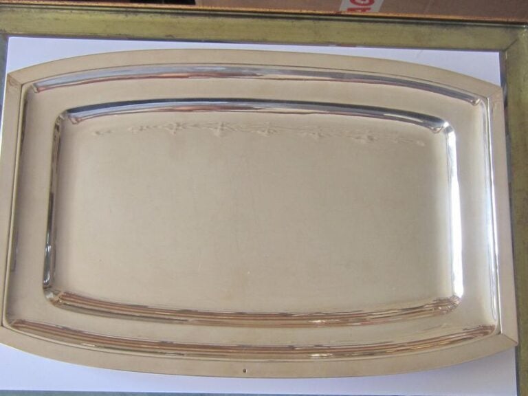 Grand PLAT RECTANGULAIRE en argent uni (950 millièmes), le grand côté légèrement arrond