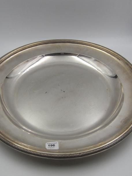 Grand plat rond en argent uni (950 ‰), la bordure à motif de palmettes; monogramme MB sur le marli