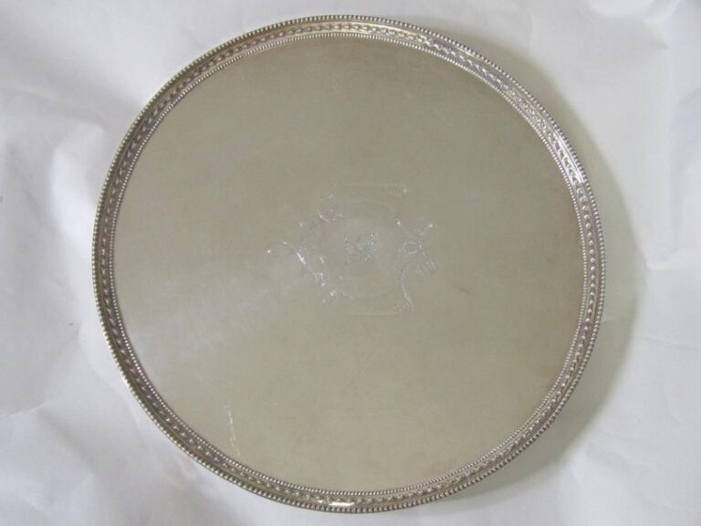 GRAND PLATEAU en argent uni gravé au centre d'armoiries; bordure de perles et feuilles de laurie