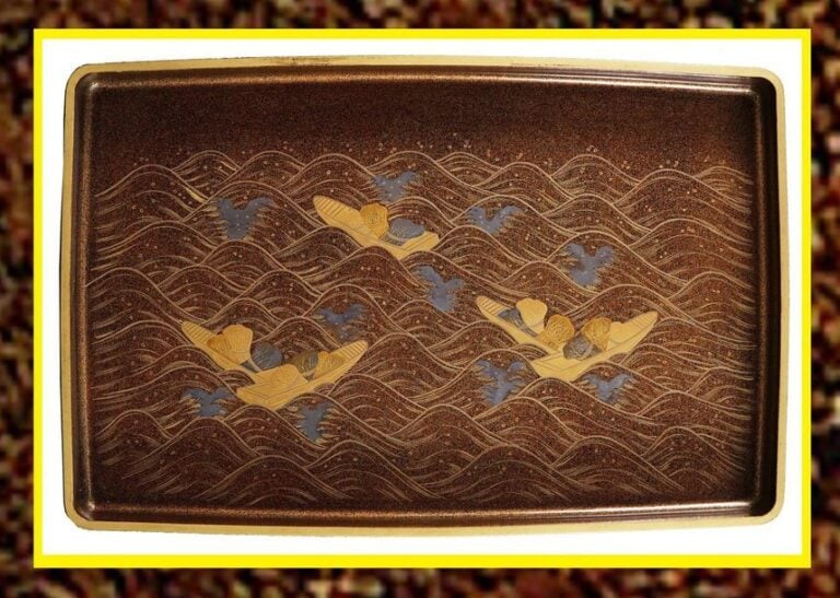 GRAND PLATEAU EN BOIS LAQUE NASHIJI ET MAKI-E A DECOR DE BARQUES PARMI FLOTS AGITES, HIROBATA