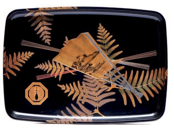 GRAND PLATEAU (hirabuta) laqué noir et orné de laque maki-e dorée, argentée et parsemée de roug