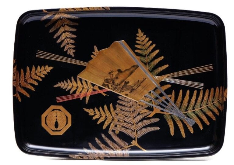 GRAND PLATEAU (hirabuta) laqué noir et orné de laque maki-e dorée, argentée et parsemée de roug
