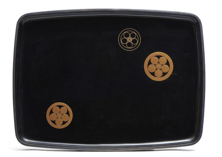 Grand plateau laqué hirobuta bordé d'une décoration argentée avec trois emblèmes (mon) en cerise en laque makie dorée en relie