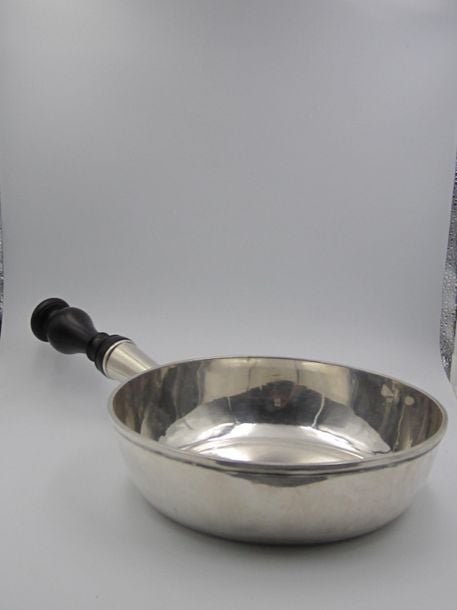 GRAND POÊLON en argent uni gravé d'initiales dans un écusson lauré; manche en bois noirc