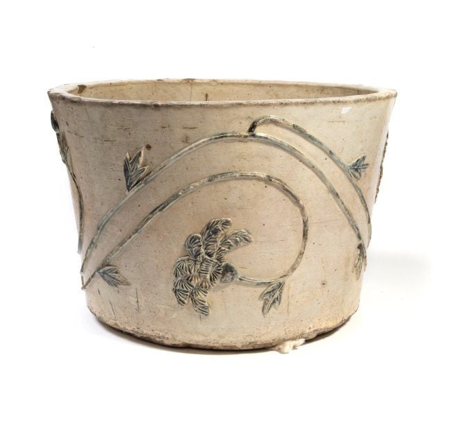 Grand pot de fleurs en grès Mino recouvert d'un émail craquelé gris-blanc et d'un motif de pivoine à l'extérieu