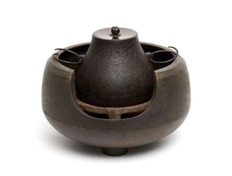 Grand réchaud pour le thé en métal (furô) avec une bouilloire à eau (tetsubin) en forme de Mont Fuji et supporté par un trépied (gotoku