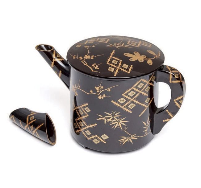 GRAND RÉCIPIENT À SAKÉ laqué noir décoré de motifs floraux divers et de dessins abstrait de style shipp