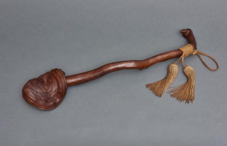 Grand sceptre nyoi en bois simple garni d'une cordelette de couleur brune délavé