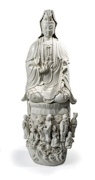 GRAND SUJET en porcelaine émaillée blanc à l'effigie de la déesse de la compassion assise, Guanyin