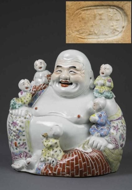 GRAND SUJET EN PORCELAINE MOULEE REPRESENTANT UN BOUDDHA RIEUR ENTOURE DE CINQ ENFANTS, PUTAI / PUSSA / MILEFO / MAITREYA