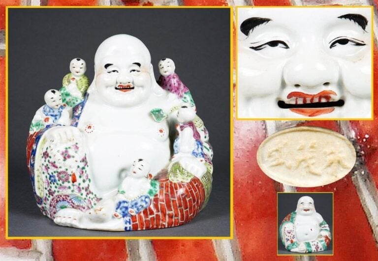 GRAND SUJET EN PORCELAINE MOULEE REPRESENTANT UN PUTAI / BOUDDHA RIEUR ENTOURE DE CINQ ENFANTS