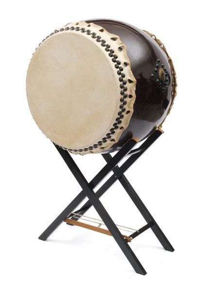 Grand tambour taiko laqué noir, avec une peau de tambour en cui