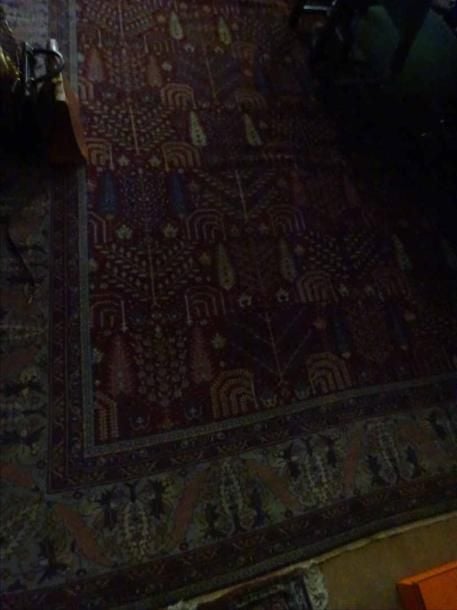 Grand tapis en laine tissée persan dans les tons bleu et rouge et de forme rectangulaire (usures