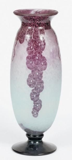 Grand vase à corps ovoïde sur piédouche et col galbé ouver