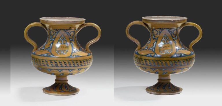 Grand vase à piédouche muni d'anses décoré en bleu et chamois irisé des inscriptions: «MARI