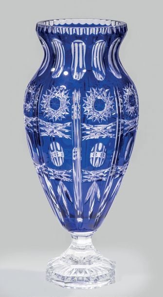 Grand vase balustre en cristal overlay bleu taillé de motifs solaires, de pontils ovales de filets biseautés et de flèches ; pied octogonal moul