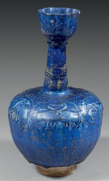 Grand vase bouteille à décor moulé Céramique moulée à glaçure bleu cobal