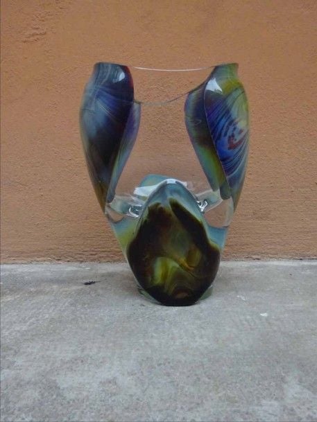 Grand vase campaniforme en verre pressé-moulé à enfoncements et décor marbré polychrom