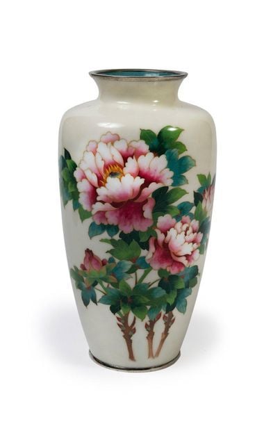 Grand vase cloisonné à motif de fleurs de pivoine blanche et rose sur fond crèm
