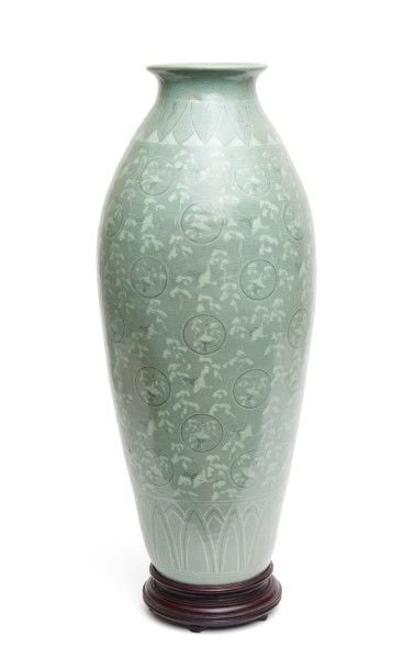 Grand vase coréen en céladon décoré de cercles incrustés figurant des grue