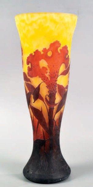Grand vase cornet en verre poudré jaune et orangé; décor dégagé à l'acide d'orchidées rouge