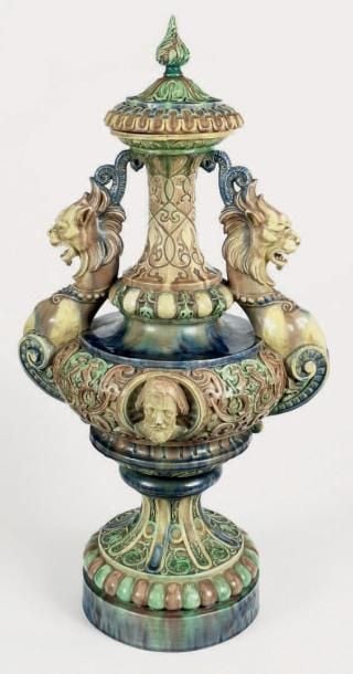 Grand vase couvert en barbotine, à piédouche et col rétréci, décor polychrome à applications sur le corps de bustes d'hommes et guirlande