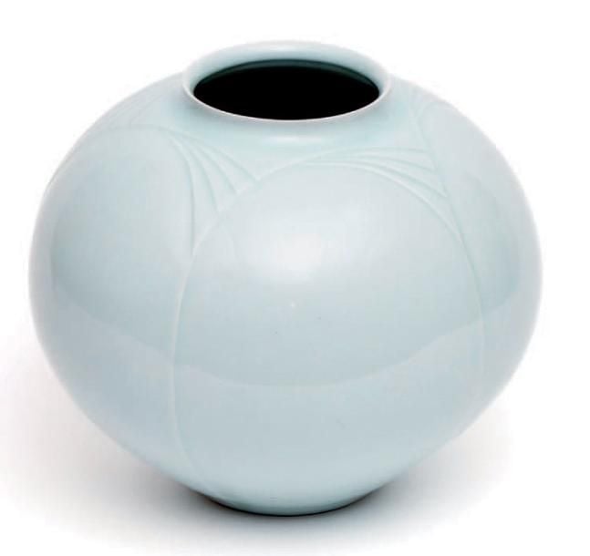 GRAND VASE de forme globulaire présentant une teinte vert-clair avec un motif en relief pour déco