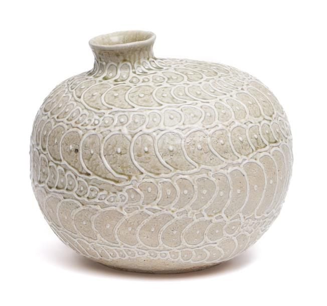 Grand vase de forme irrégulière et globulaire à glaçure de cendre verdâtre et d’un engobe figurant un motif géométriqu