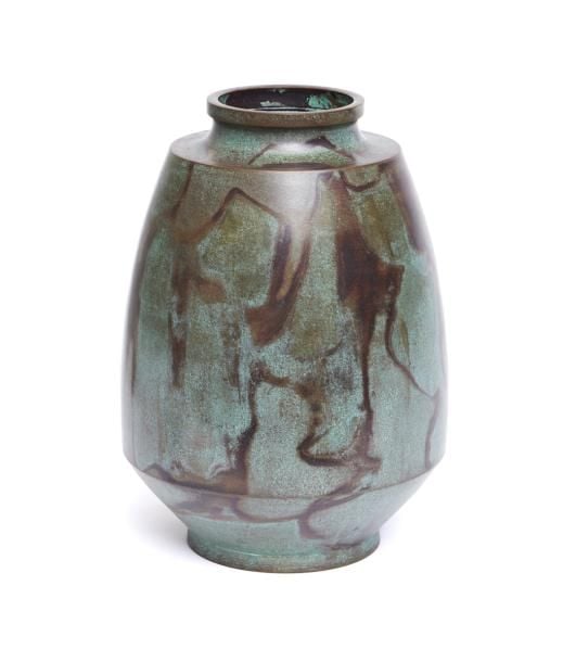 Grand vase en bronze à patine verte agrémentée de taches marron-rouge