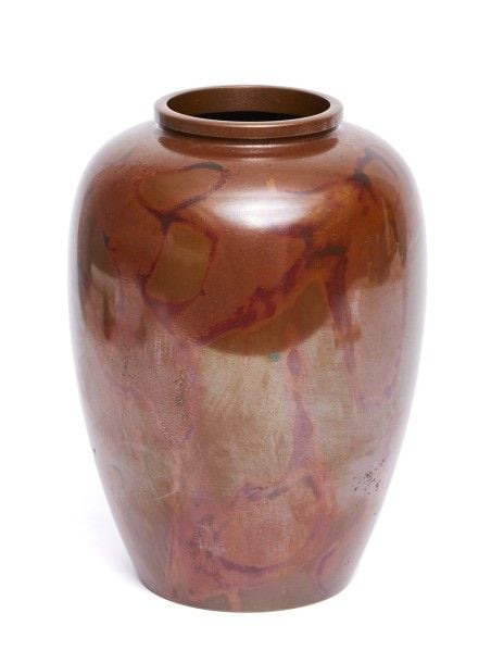 Grand vase en bronze brillant à patine marron rouge présentant un décor de « flammes » irrégulière