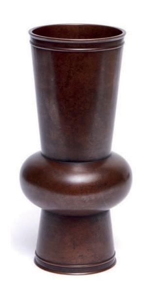 GRAND VASE en bronze de couleur foncée avec une anse positionnée sur la partie inférieur